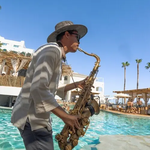 {{ $gallery[2]->id }}