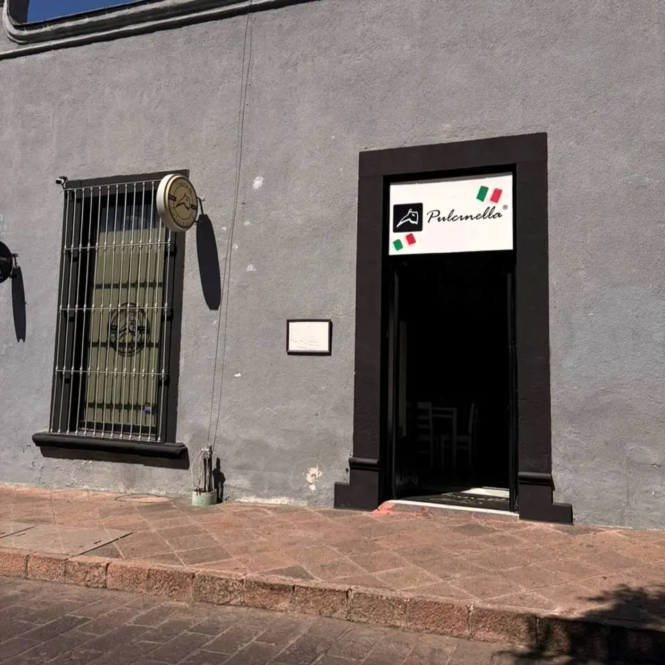 {{ $gallery[2]->id }}