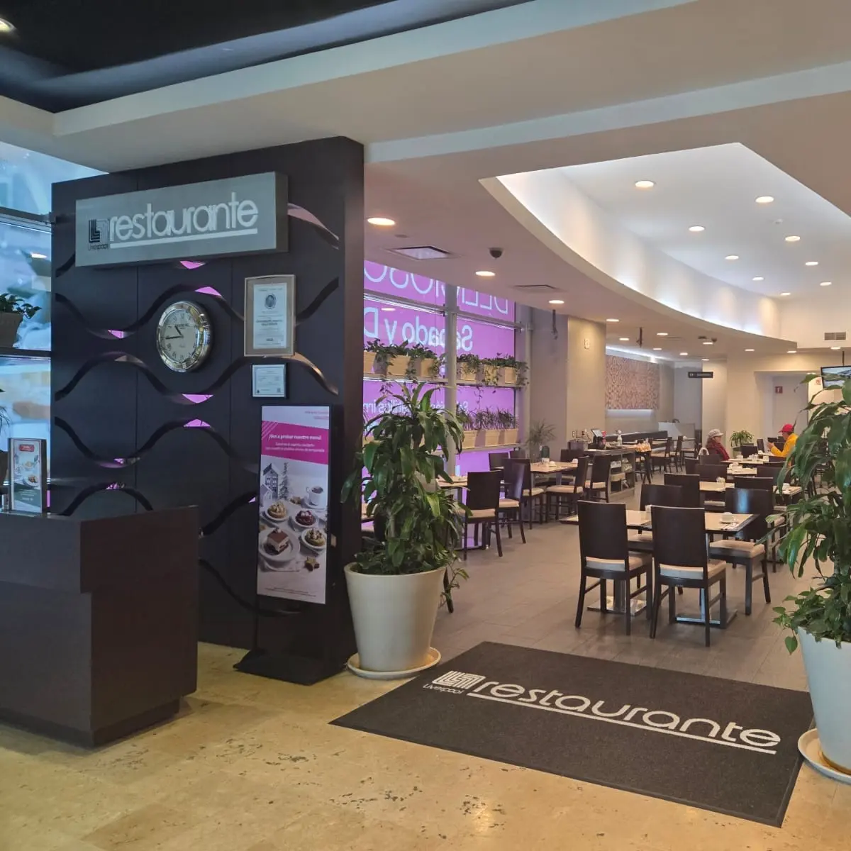 {{ $gallery[2]->id }}