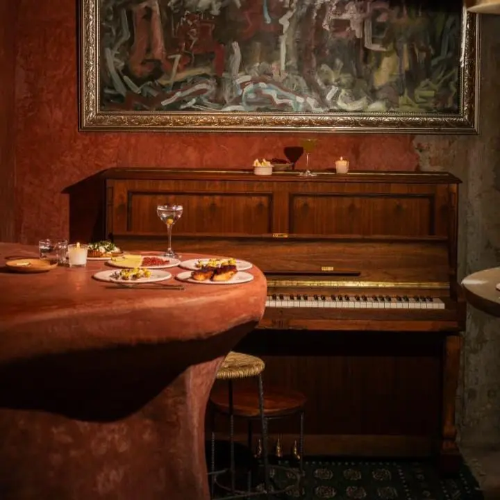 {{ $gallery[2]->id }}