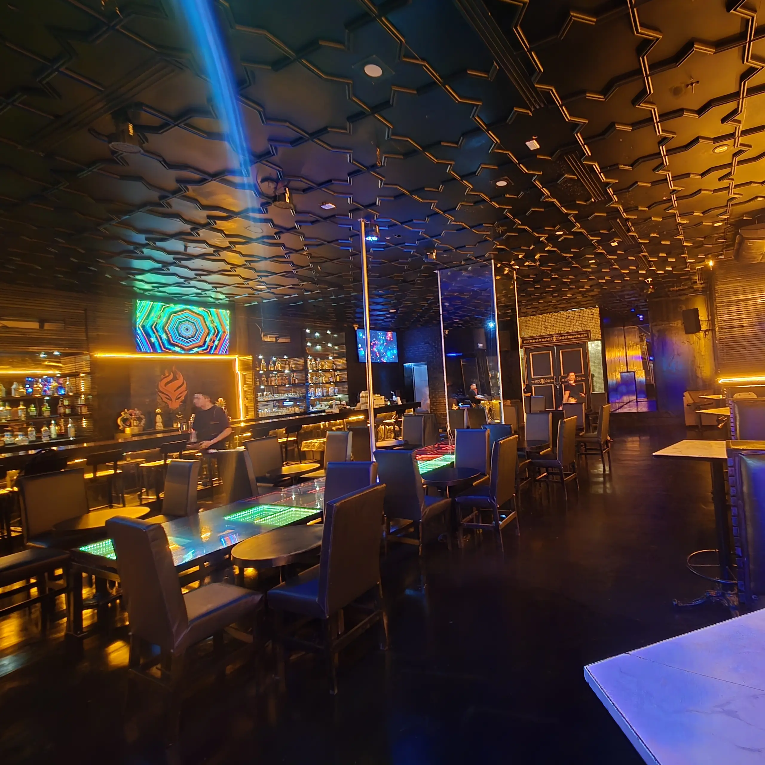 {{ $gallery[2]->id }}