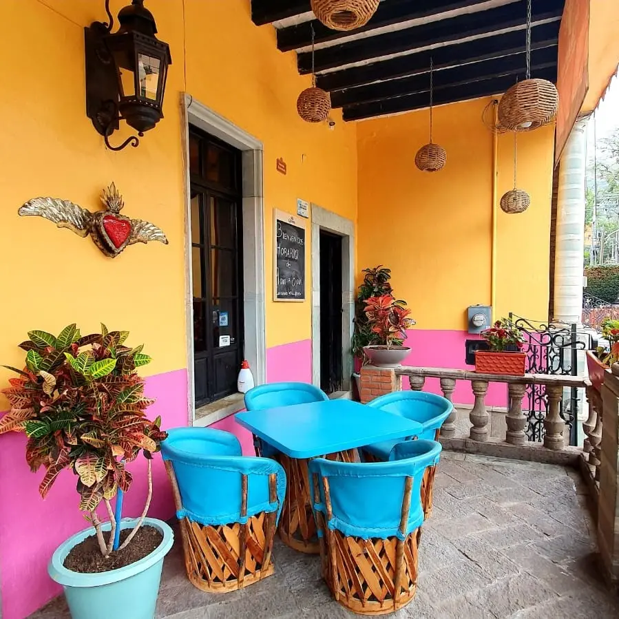 {{ $gallery[2]->id }}