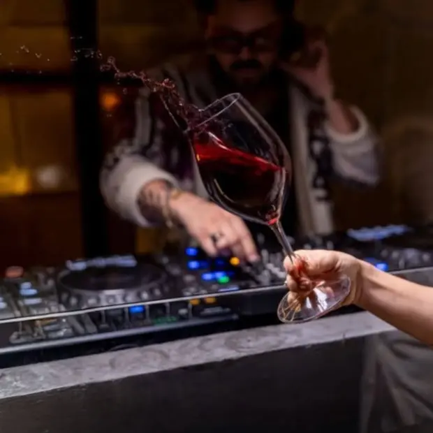 {{ $gallery[2]->id }}