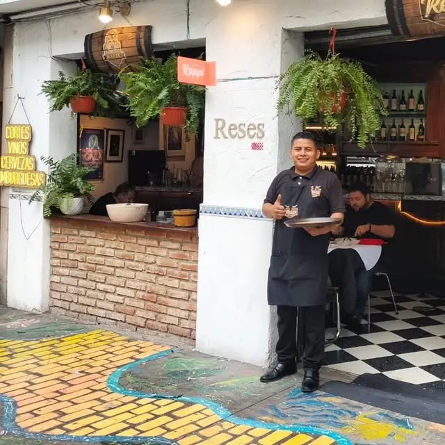 {{ $gallery[2]->id }}