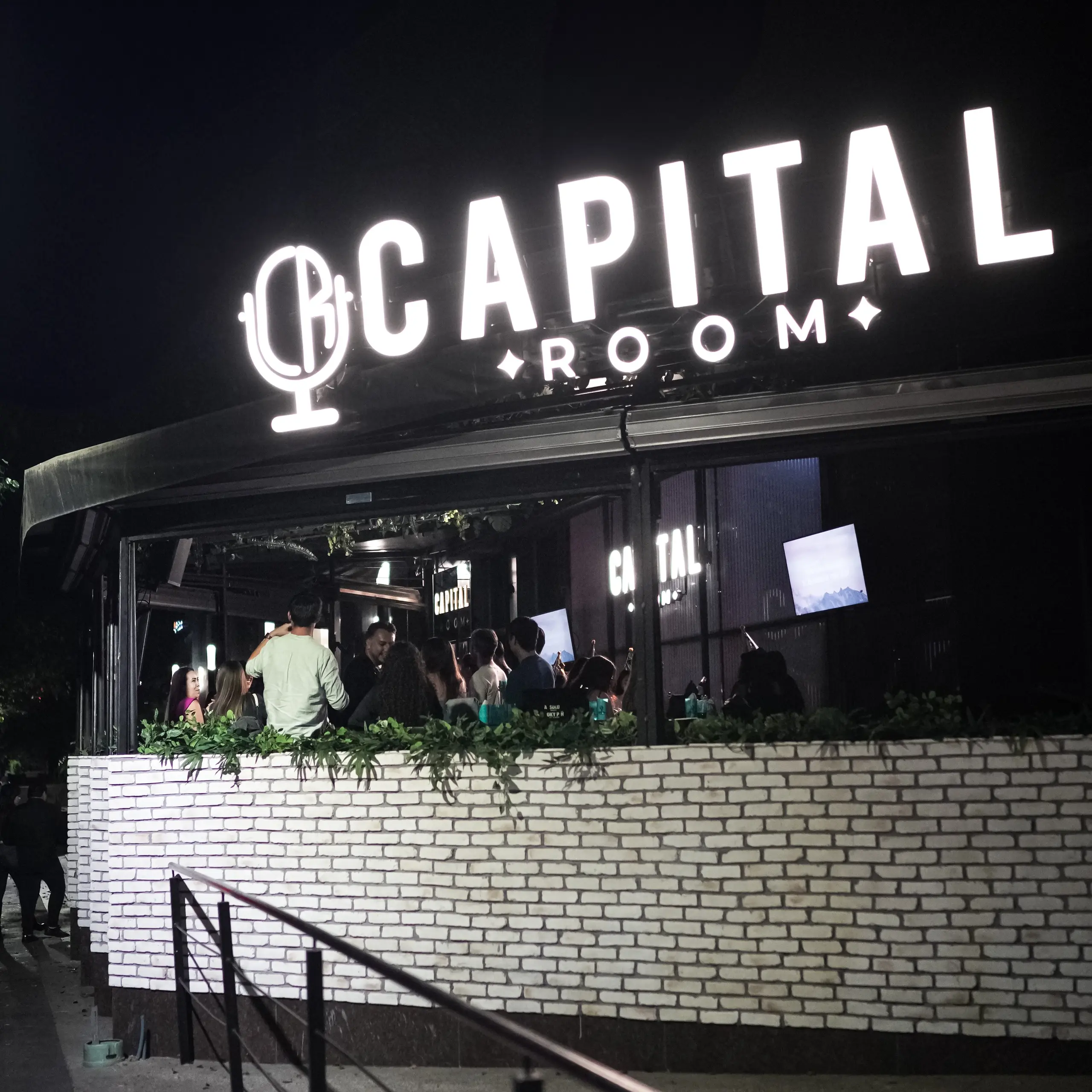 {{ $gallery[2]->id }}